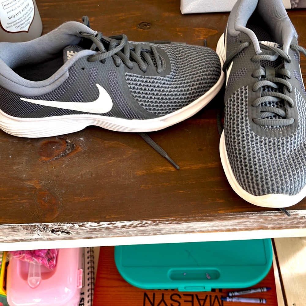 Size 6.5 women’s nike tennis shoes!